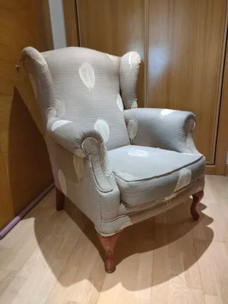Sillón de tela con patas de madera