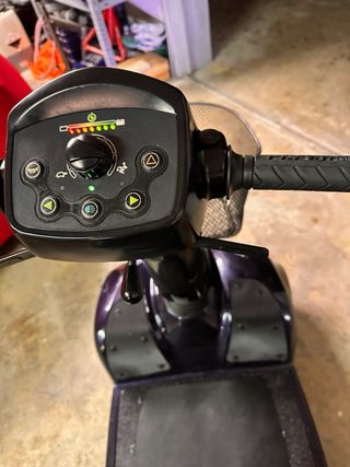 Scooter eléctrico azul oscuro