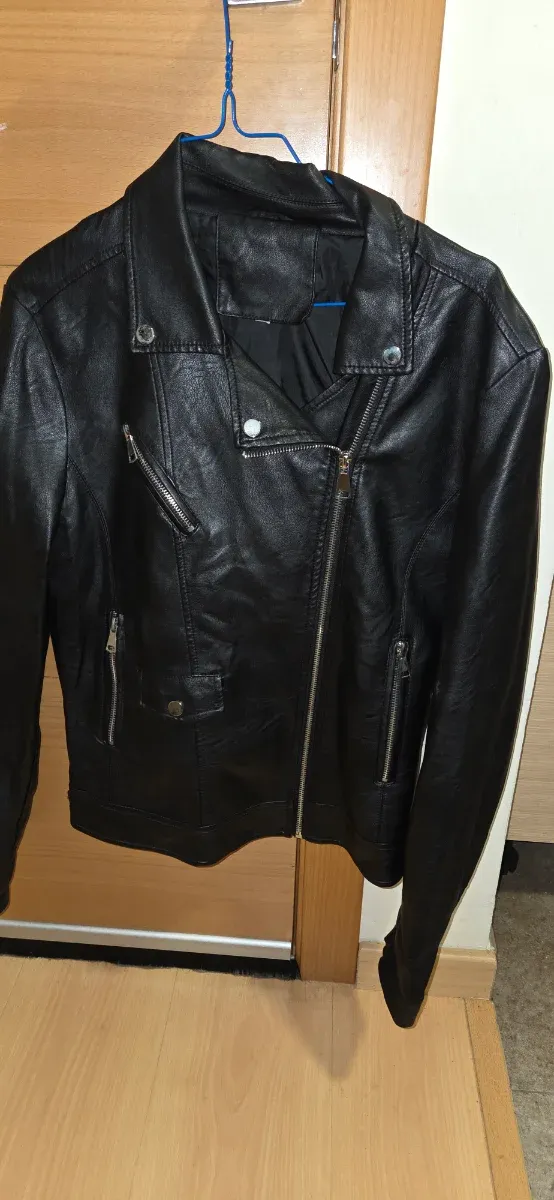 Cazadora efecto piel negra