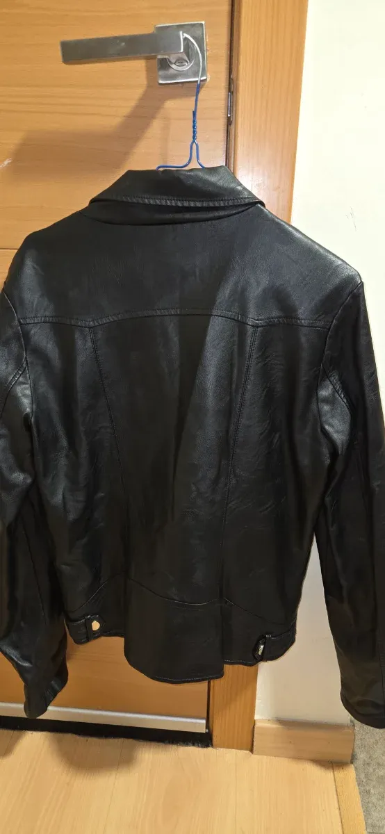 Cazadora efecto piel negra