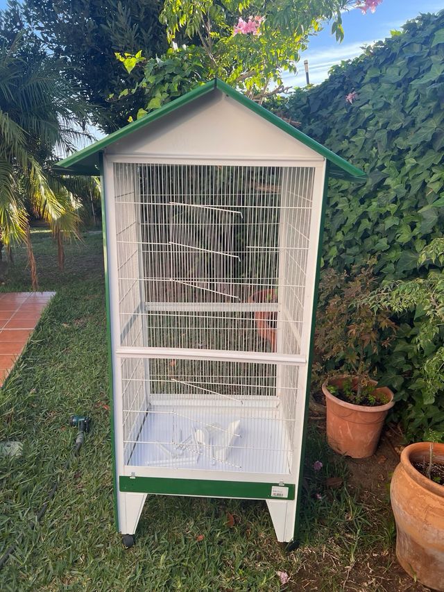 Pajarera grande verde y blanca, se manda desmontad