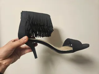 Sin estrenar: Sandalias tacón negras con flecos