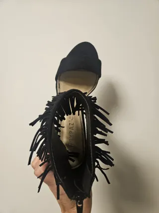 Sin estrenar: Sandalias tacón negras con flecos