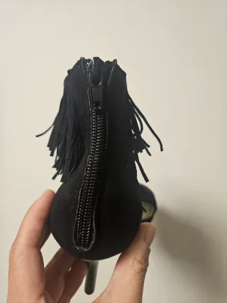 Sin estrenar: Sandalias tacón negras con flecos