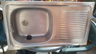 Fregadero de acero inoxidable con escurridor