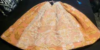 Traje de Fallera Salmón y Dorado. Damasco