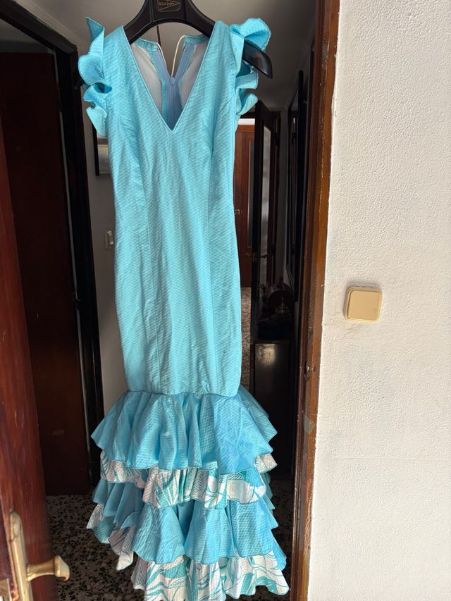 Traje de flamenca azul con volantes