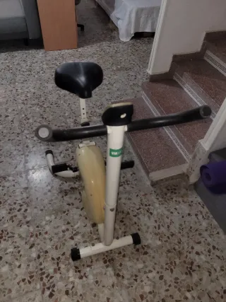Bicicleta estática, es antigua pero funciona bien