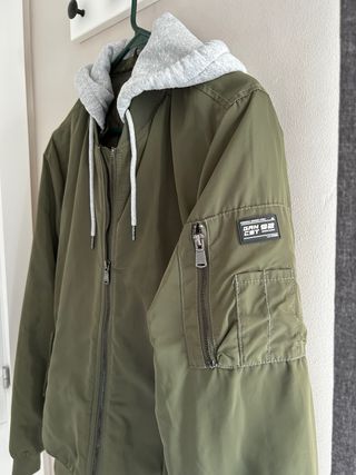 Chaqueta bomber verde con capucha