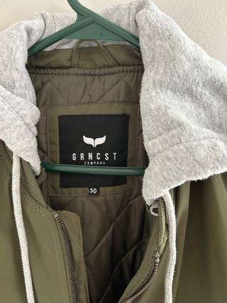 Chaqueta bomber verde con capucha