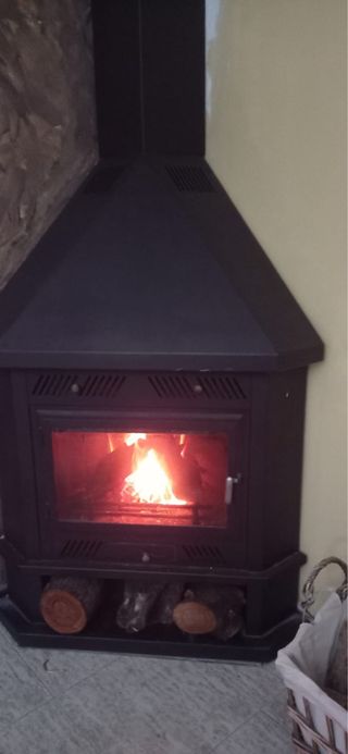 Chimenea de hierro grande de rincón