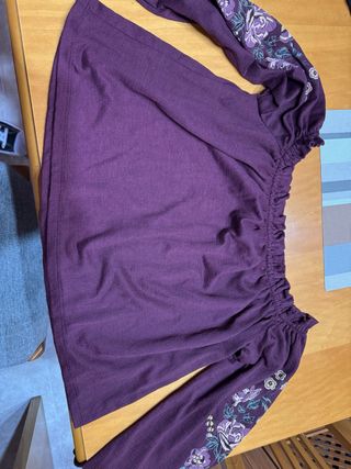 Camiseta hombros descubiertos bordada