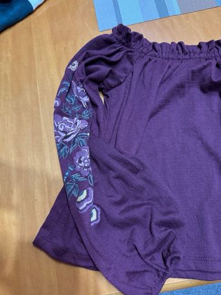 Camiseta hombros descubiertos bordada