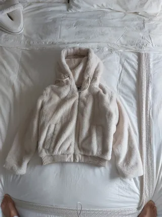 Cazadora bomber pelo beige