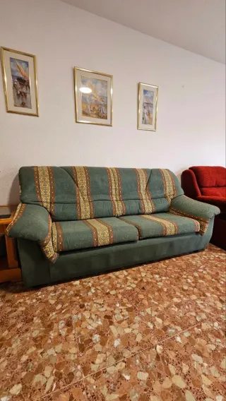 Sofá de tela verde con estampado