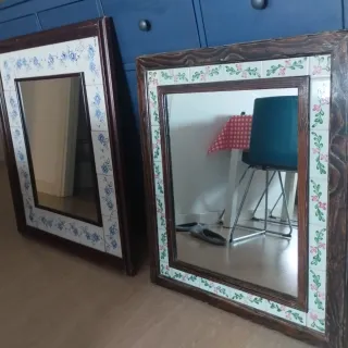 Lote 2 specchi antichi in legno e ceramica