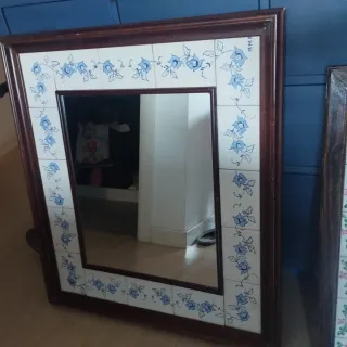 Lote 2 specchi antichi in legno e ceramica