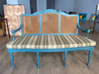 Banco madera y rejilla azul