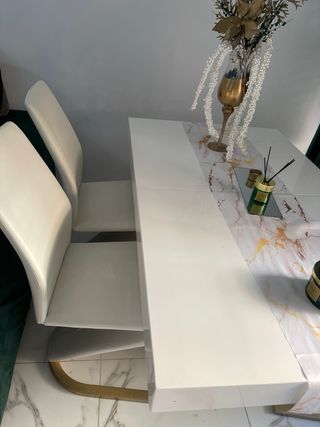 Mesa comedor y 4 sillas polipiel