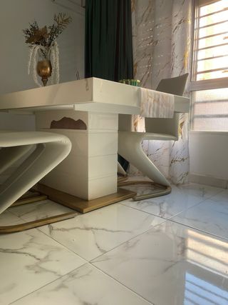 Mesa comedor y 4 sillas polipiel