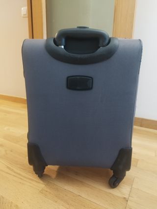 Maleta de viaje gris con ruedas