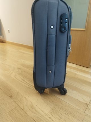 Maleta de viaje gris con ruedas