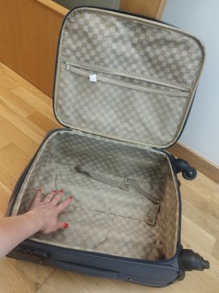 Maleta de viaje gris con ruedas