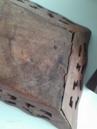 Leggio in legno intagliato pieghevole