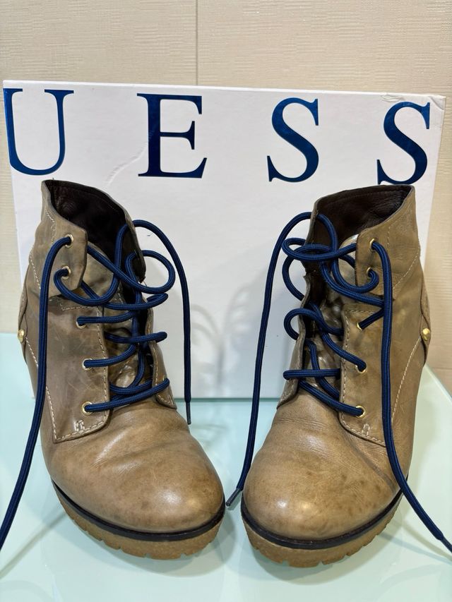 Botines Guess Cuña Cordones, color taupe
