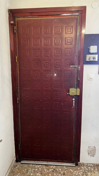 Puerta maciza de madera