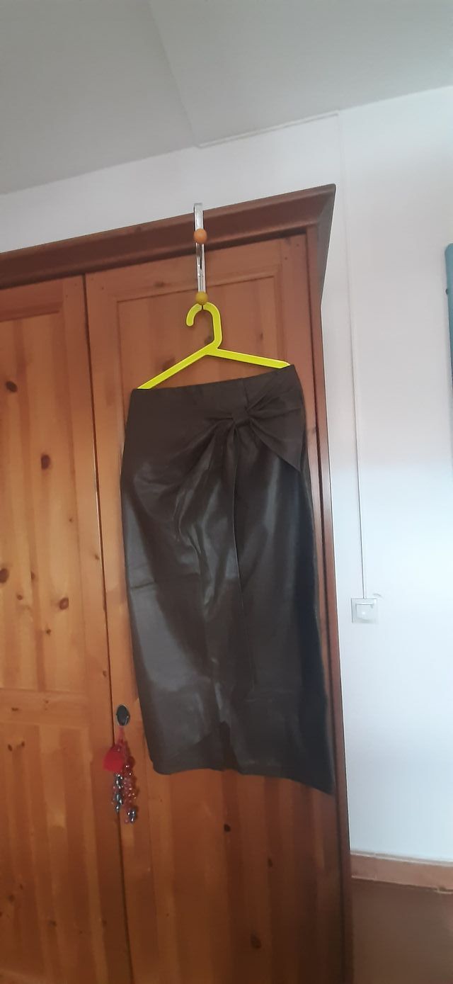 Falda efecto piel marrón