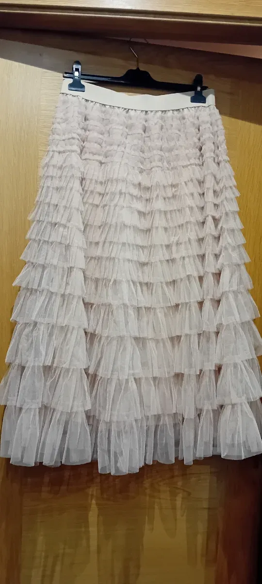 Falda midi de tul beige,un poco más oscura foto