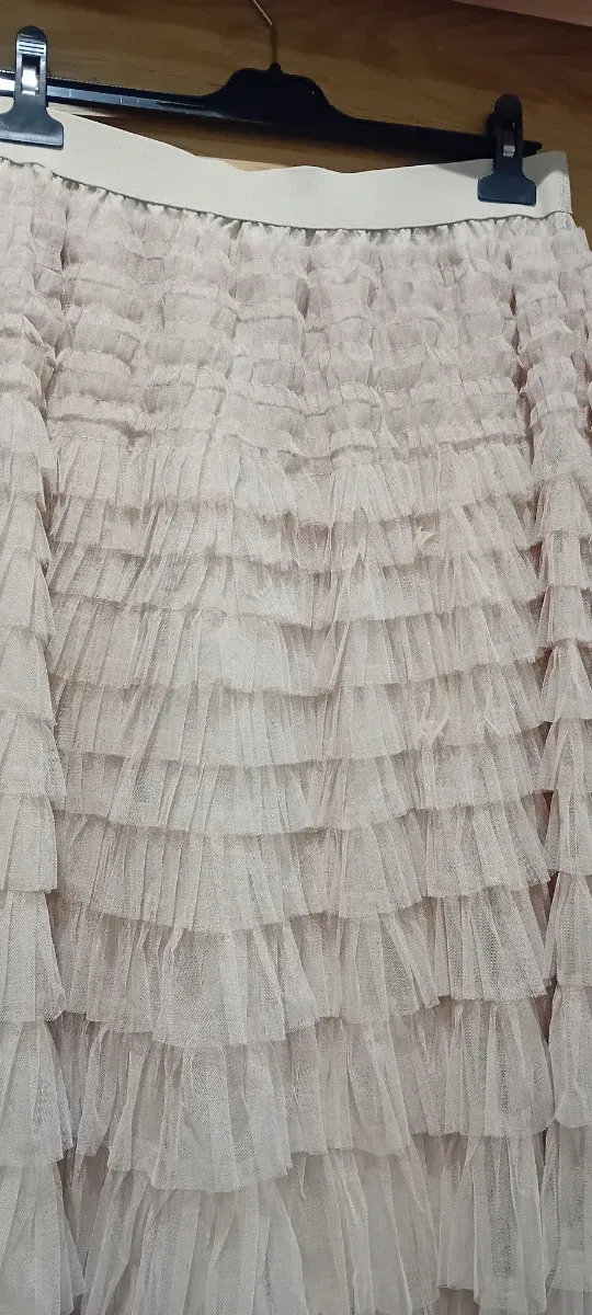 Falda midi de tul beige,un poco más oscura foto