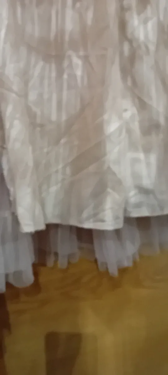 Falda midi de tul beige,un poco más oscura foto