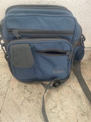 Bandolera azul con múltiples bolsillos