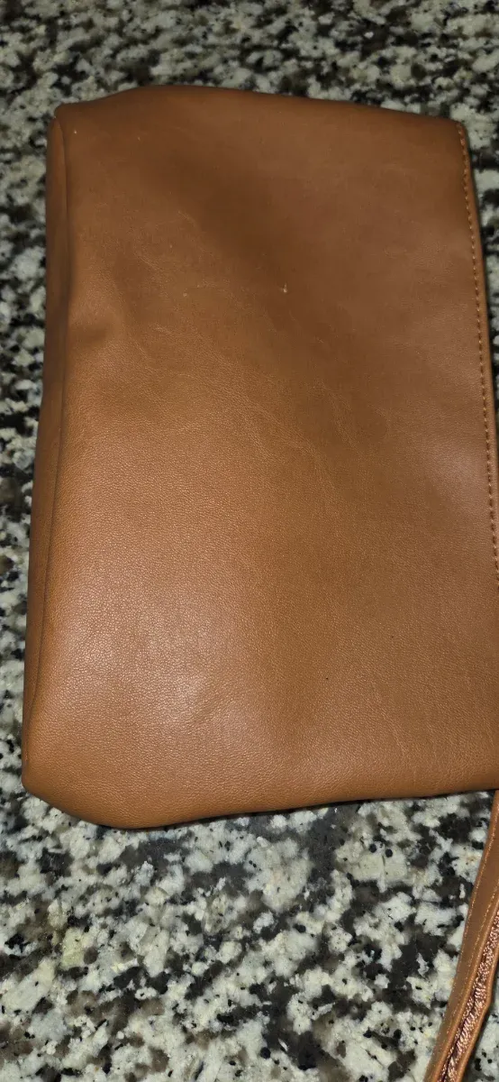 Neceser marrón de piel sintética