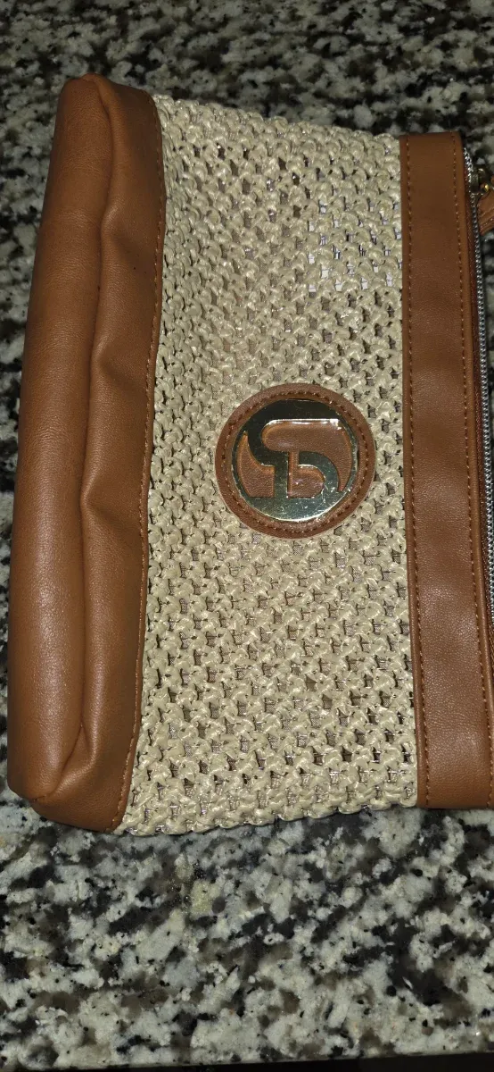 Neceser marrón de piel sintética