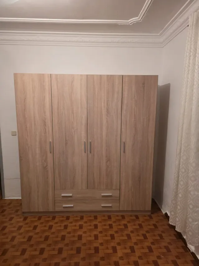 Armadio in legno color beige