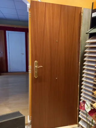 Puerta blindada Sapelly con cerradura