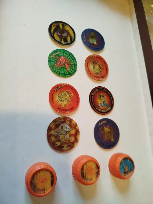 Tazzi Pokémon olografiche e tappi olografici