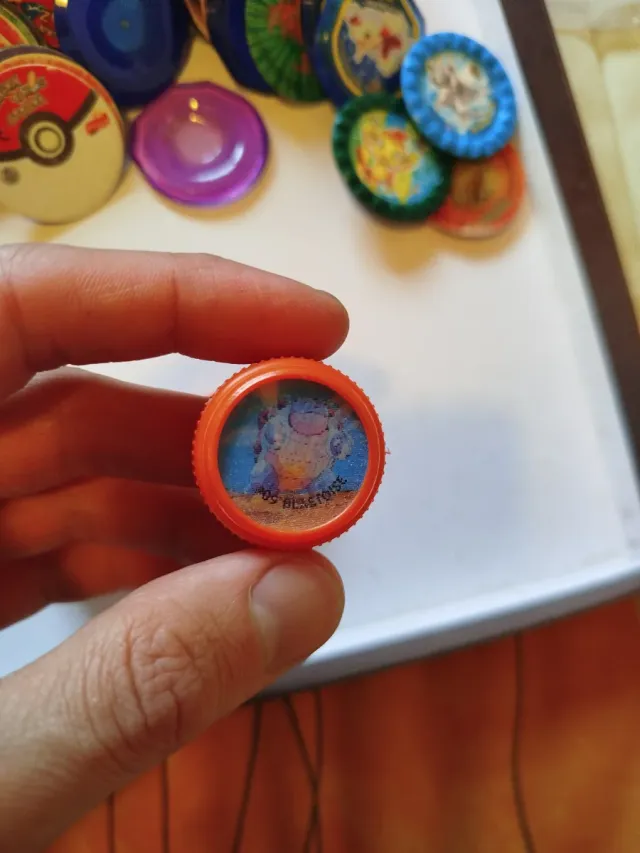 Tazzi Pokémon olografiche e tappi olografici