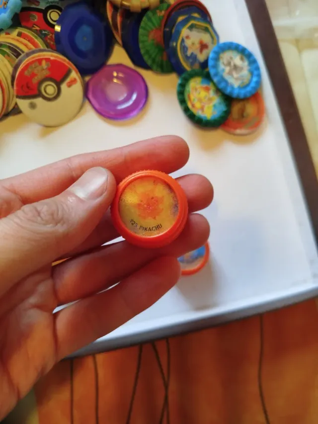 Tazzi Pokémon olografiche e tappi olografici