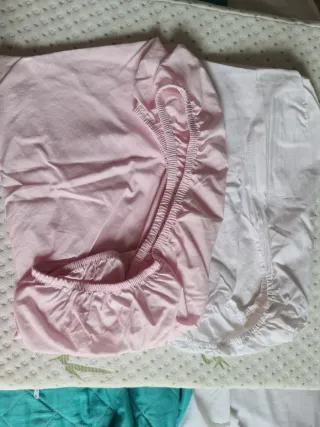 Juego de sábanas bajeras rosas y blancas minicuna