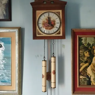 Reloj de pared con pesas y decoración