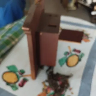 Reloj de pared con pesas y decoración