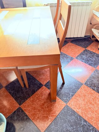 Mesa de salón con 3 sillas