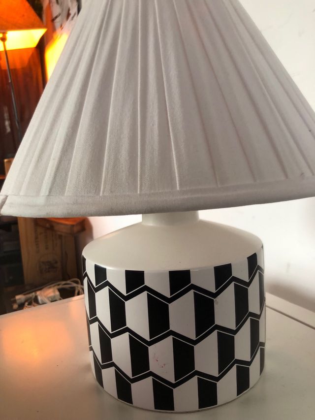Lámpara de mesa cerámica diseño geométrico