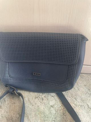 Bolso azul pequeño con perforaciones