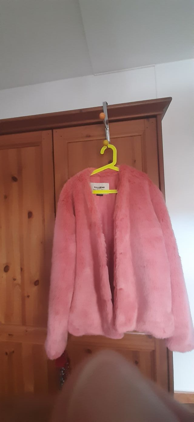 Chaqueta pelo rosa Pull&Bear Talla única