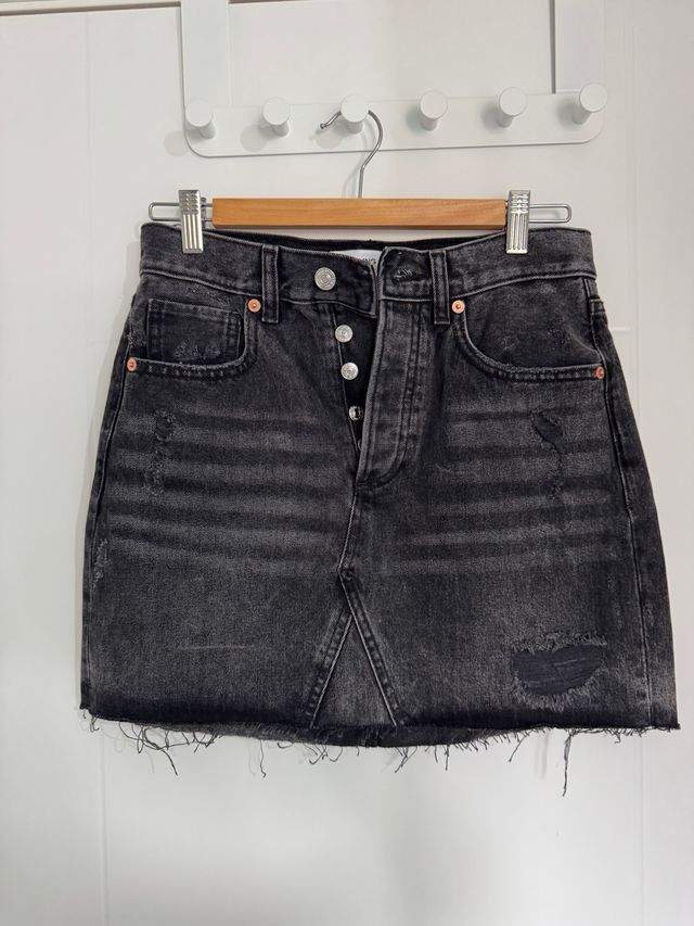 Minifalda vaquera negra desgastada
